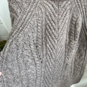 Marc Jacobs ullmix strlk M - Stickad tröja från Marc by Marc Jacobs, ljusbrun storlek M (åt det mindre hållet). Gott skick men lite luddig, stör ej helhetsintrycket av denna varma , mysiga tröja! Över 70% ull.  spårbar frakt med postnord.