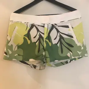 Grön/vit mönstrade badshorts/shorts för dam, fint skick 