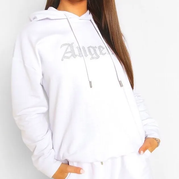 Säljer denna fina rhinestone hoodie från boohoo. Knappt använd och jättebekväm❤️ kontakta mig för fler bilder. Hoodies.