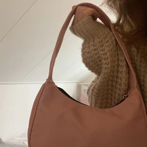 rosa väska  - Rosa väska som jag köpt från shein, aldrig använt så i bra skick. Köparen står för frakten! 