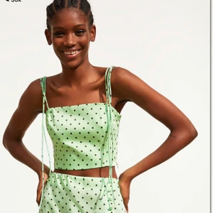 Zara topp - Säljer denna populära zara toppen som knappt är använd, skriv privat för fler bilder osv💕