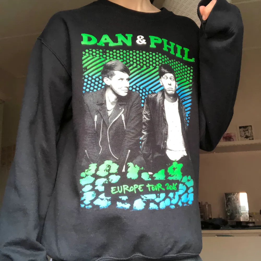 dan & phil tröja köpt på deras tatinof tour 2016, använd endast ett fåtal ggr 💓 300 kr + frakt!. Hoodies.