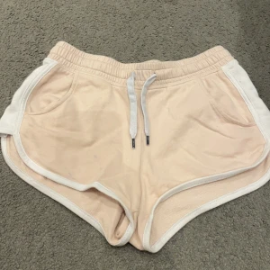 shorts - jätte fina shorts som inte är till användning. 😌 Säljer dessa shorts för 20 kroner.