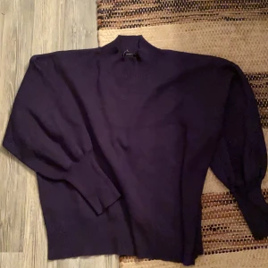 Stickad tröja - Fin tröja från Lindex, bra passform med ballongärmar. Sitter som en M :)