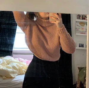 Stickad tröja strl xs - Stickad tröja som är bluh färgad, hög krage som viks ner, croppad, perfekt till högmidjade jeans, strl xs, köparen står för frakten, två stickade tröjor kan köpas för 120kr + frakt!!