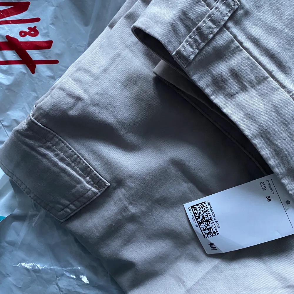 Ett par helt nya byxor från HM, i ljusbeige färg. Med snedställda sidfickor i storlek 38.  Perfekta till sommaren🤗 Kan mötas i slussen 😊. Jeans & Byxor.