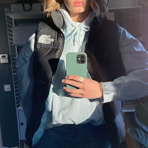 North face väst - North face väst med pastell blå insida. Endast använd 1 gång🌟 Ursprungligen köpt för barn och har därför storlek xl. Men passar en S-M💗 buda i kommentarerna (från 800) (ex frakt- ca 100 frakt). Avslutas söndag 15.00. Eller köp direkt för 1000🥰