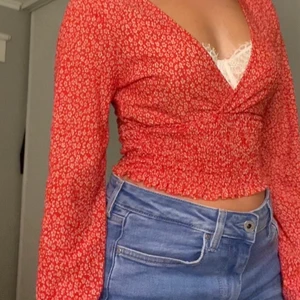 Söt röd topp - Jättegullig topp som formar kroppen fint. Ganska liten i storleken så skulle säga att den är som XS/S
