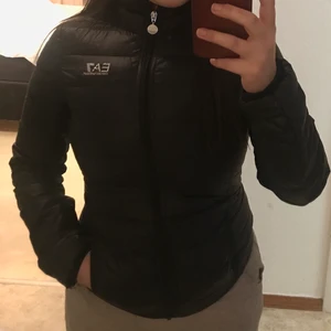 Emporio Armani EA7 Jacka - Svart Armani jacka, storlek S. Köpt här på plick, endast testad, säljer pga gillade inte hur den satt på mig. Inget fel på jackan, hel och ren!
