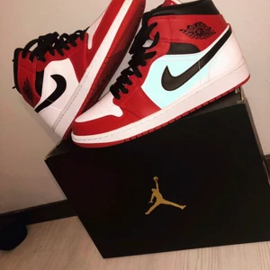 Jordan 1 Banned Mid Chicago  - Jag säljer mina Jordan 1 Banned Mid Chicago och dom är änvända 1 gång, jag säljer skorna för att dom är för stora i storleken. Storleken 43, Om du är intresserad så är det bara att skriva dm så kan du även få lite mer bilder på skorna.