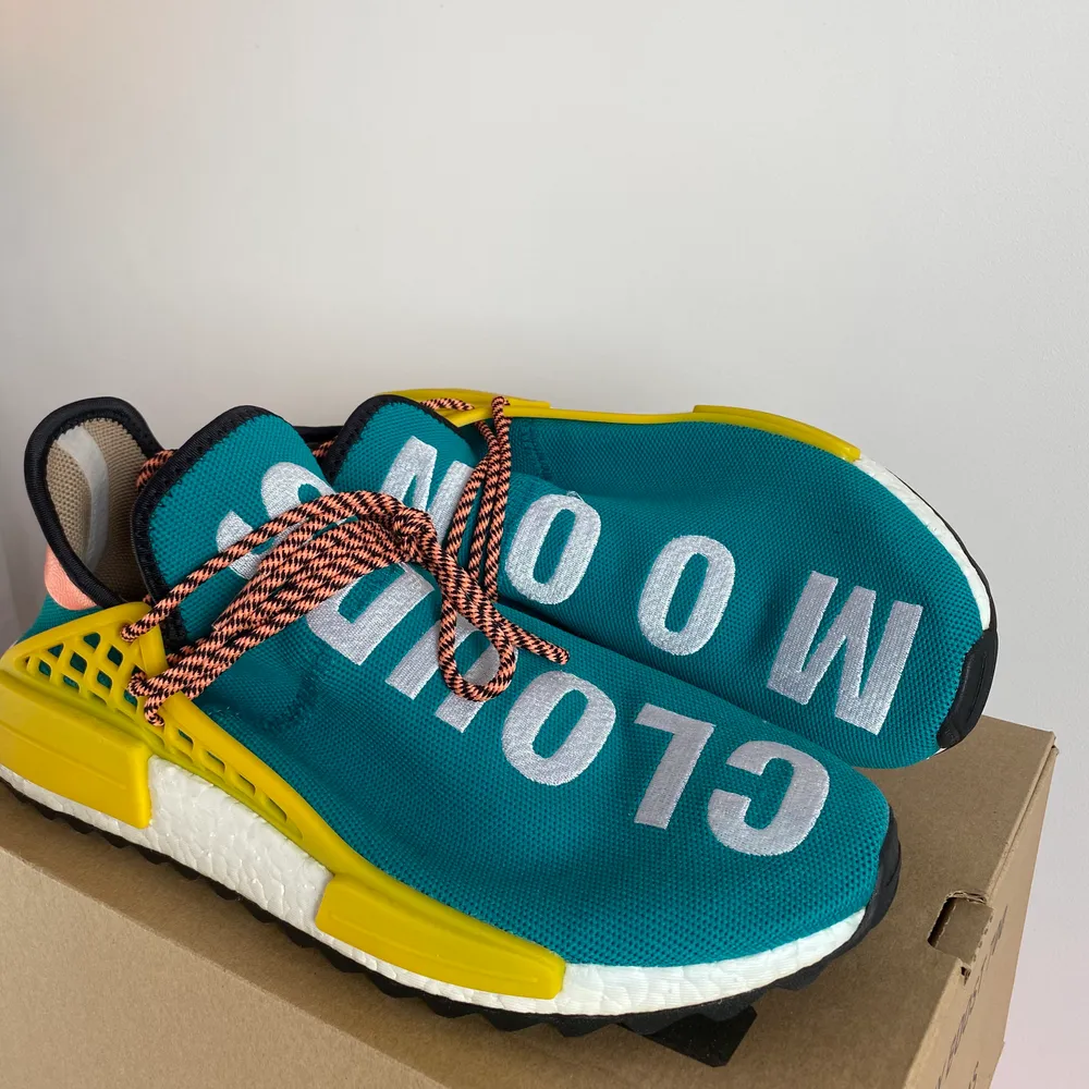 Adidas Human Race NMD Pharell Sun Glow. Brand new. US 11.5/ EU 45.5. 2500kr. Meet up in Stockholm available. No trade/exchange.. Skor.