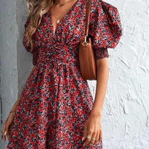 Blommig sommarklänning - Supersöt sommarklänning, perfekt till midsommar🥵 helt ny, endast provad!!! Storlek S/M💓