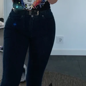 DrDenim jeans  - Sjukt snygga skinny jeans! Köpta på carlings men knappt använda. Hyfsat höga i midjan. (Dom är mörkblåa) lite långa för mig som är 162, men man kan vika upp dom. Storlek S men skulle säga att det passar en M