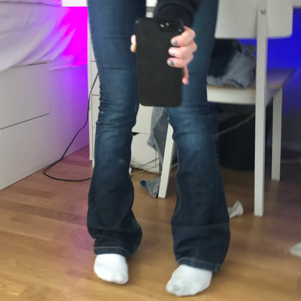 Snygga bootcut jeans som är low/midwaist 👍🏼. Jeans & Byxor.