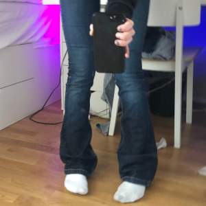 Snygga bootcut jeans som är low/midwaist 👍🏼