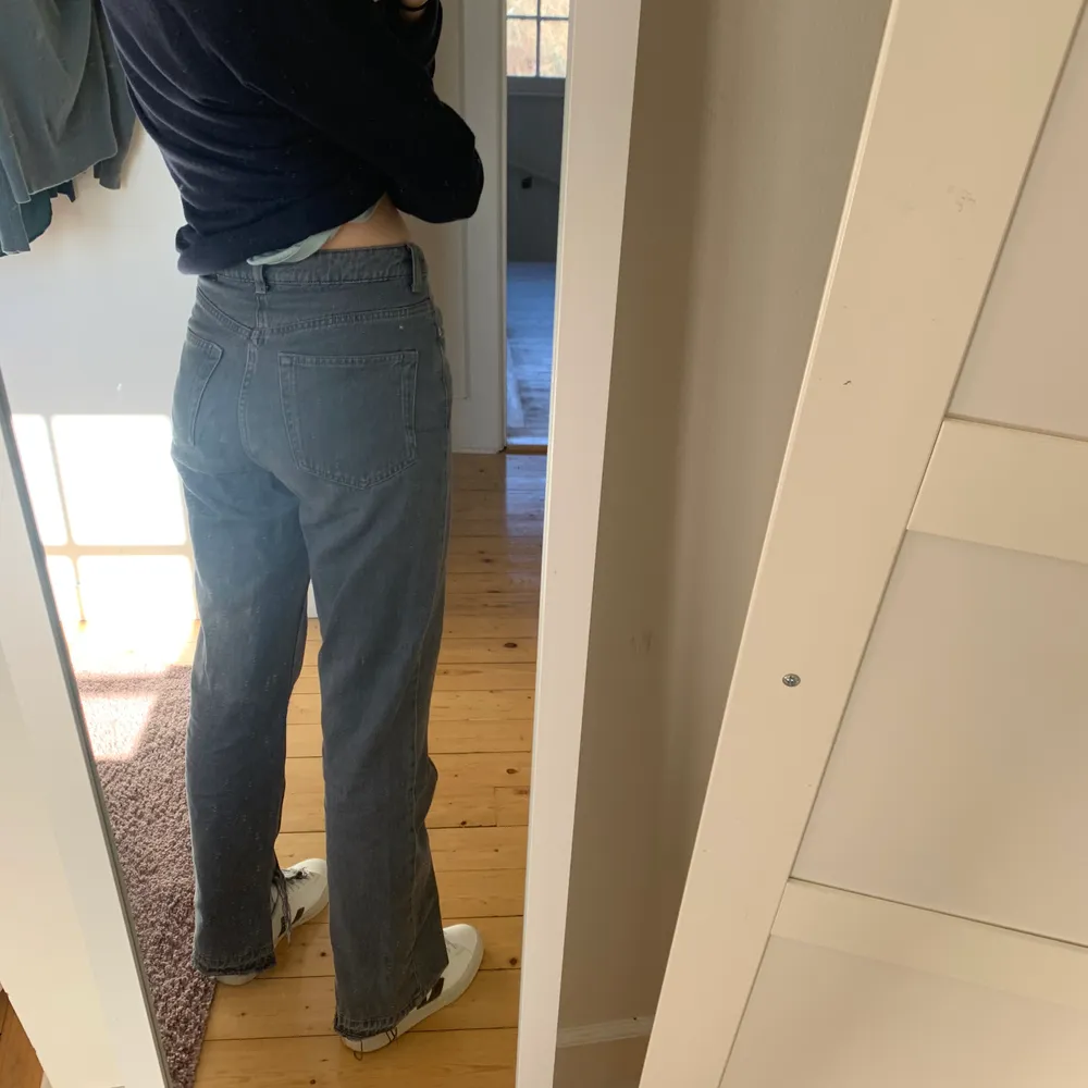 Såå snygga och  långa jeans med en slits från weekday lika de populära från zara. Nypris 500kr💞💞 jag har 36 i vanliga jeans.🥰. Jeans & Byxor.