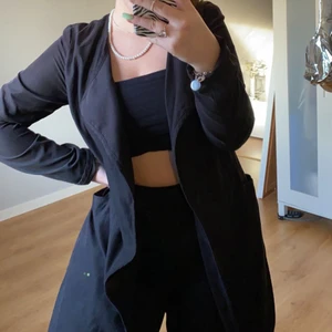 Mockakappa - Svart mockakappa med knytning i ryggen!🖤🖤🖤 150kr ink frakt