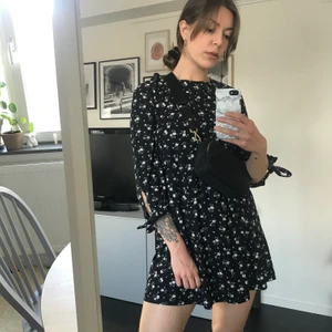 Klänning  - Söt blommig sommarklänning st M