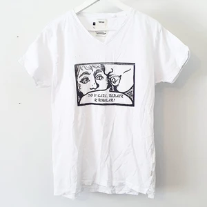 Vit screentryckt t-shirt - Vit screentryckt t-shirt med motivet "Do u care repair and rewear" i svart 🖤🤍