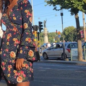 Kort blommig Klänning från Primark - Använd ett fåtal gånger. I gott skick. 96% polyester 4% elastane 