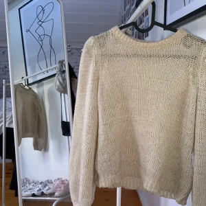 Stickad tröja - Beige stickad tröja med puffärmar 🤎🤎 inte använd många gånger alls, därför bra skick!