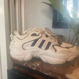 ADIDAS MAGMUR RUNNER - Knappt använda men lite smutsiga, tvättas innan jag skickar iväg såklart! Stl 38 2/3 sitter som en 38.5.