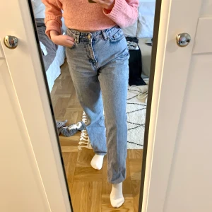 Jeans! - Jeans som är ganska lösa i passformen! Supersnygga men har inte längre plats i garderoben! De blev färgade i tvätten en gång så de har en väldigt svag rosa ton, men jag tyckte nästan att de blev snyggare efter det haha! 
