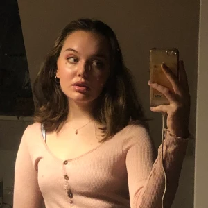 Ljusrosa tröja med knappar! - Säljer denna super söta topp då jag tyvärr inte använder den lika mycket som förr!! Frakt ingår inte. Kontakta mig privat för mer info💞🌸🎀💘(kan mötas upp i gbg området)