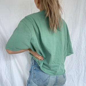 Grön t-shirt oversized  - En härlig t-shirt i perfekt grön nyans. Säljer pga används aldrig. Är från herravdelningen på Weekday i stl XXL, men avklippt och sitter snyggt på en M-L eller mindre om man knyter den t.ex! Bra skick och snygg till det mesta!