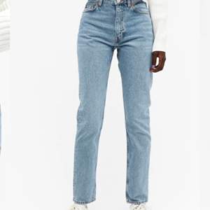 Säljer mina jättefina mom jeans från monki då de blivit för små för mig :(. Jeansen är väl använda och har hållt sig i bra skit hela tiden! Lika fina som de va nya☺️  