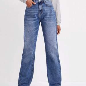 Säljer dessa helt oanvända jeans från SHEIN🌟 ny pris 280 kr men säljer för 180kr❤️ bra längd för mig som är 172 cm💕 köparen står för frakt🌟 skriv för mer information 👍🏽