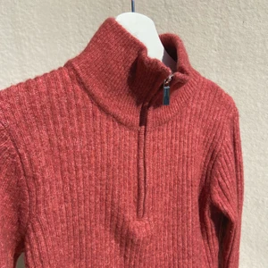 Zip tröja, rosa - Säljer min rosa zip tröja 💗💗💗 Super mjuk och skön, snyggt med tröjor under!! Intresserad? Kontakta mig! Frakten står köparen för 🚚 📦 