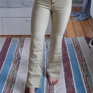 Biscote pants 38  - Vintage gröna Biscote byxor i linen material. Jätte mjuka och fina men är tyvärr för liten för mig. Köpt i London på en second hand. Jätte bra skick! Storlek 38 men skulle nog säga 36.