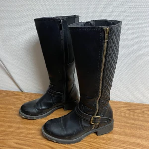 Stövlar - Använt skick! Därav låga priset. Inget som syns på långt håll dock