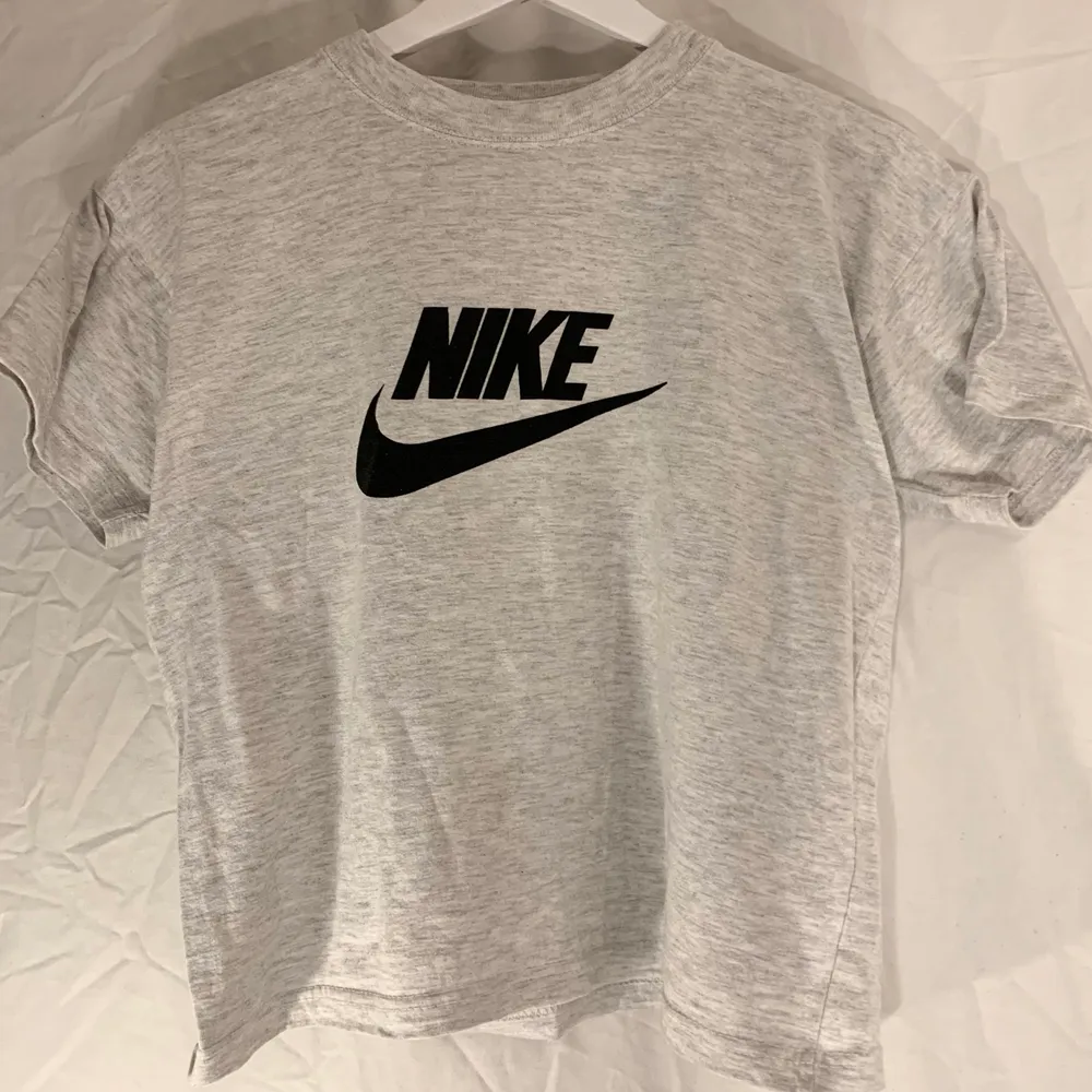 Ljusgrå / vit T-shirt med svart tryck från Nike. Fint skick. . T-shirts.