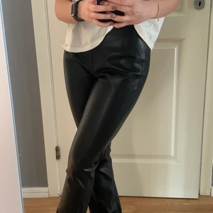 Skinnbyxor - Raka skinnbyxor som inte kommer till användning. Från bikbok i storlek 34 men passar även 36! Går ner fötterna på mig som är 168 cm. 