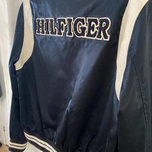 VARSITY JACKA - Tommy hilfiger varsity med broderat märke i storlek L. Jättefint skick, knappt använd av mig. Budgivning från 300 i kommentarerna eller privat ⚡️💓🌺  HÖGSTA: 320 kr:)