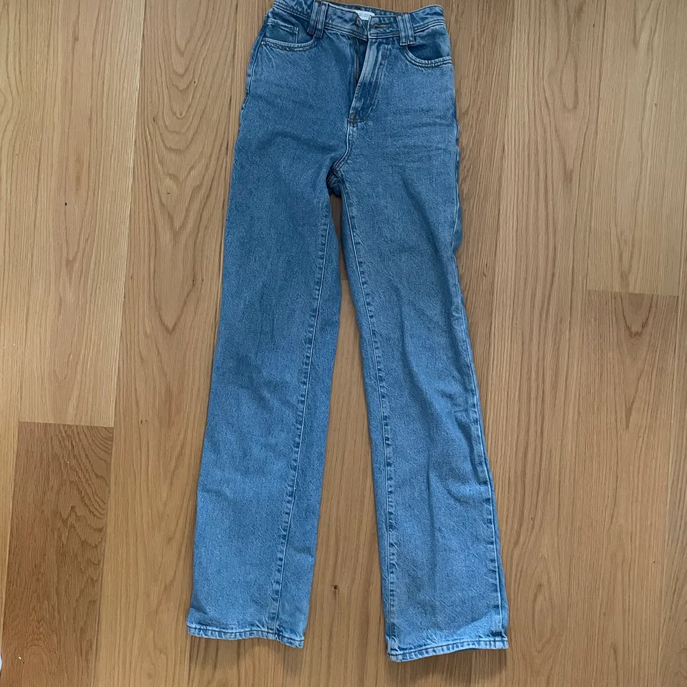 Säljer mina fina jeans från zara💕 byxorna är högmidjade och perfekt långa i benen för mig som är 167. Jeans & Byxor.