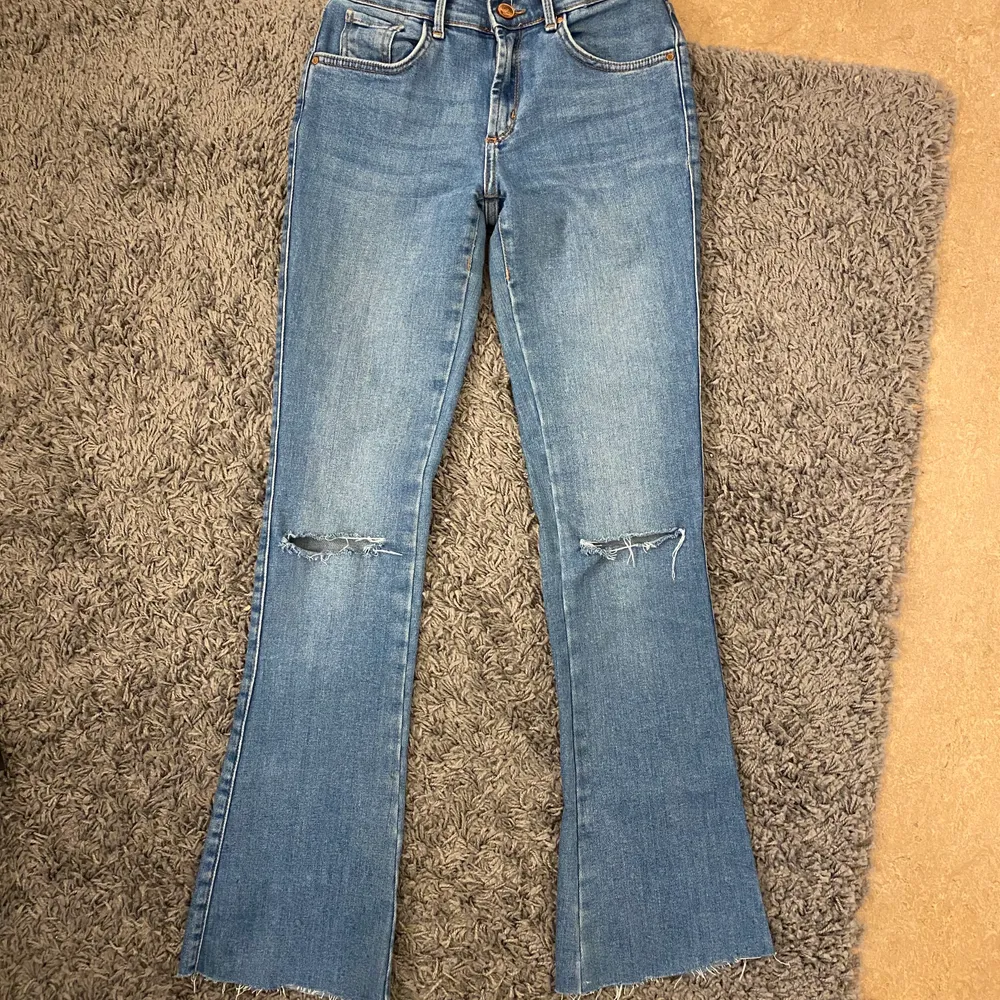 Bootcut jeans, storlek XS. Säljer dom för 100kr eller buda i kommentarerna!🦋. Jeans & Byxor.