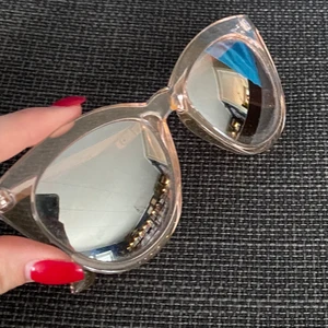 Solglasögon - Ljusrosa solglasögon med spegelglas