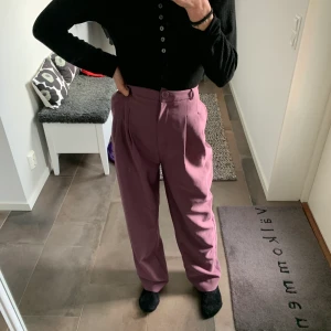 Junkyard lila kostymbyxor - Supercoola lila trendiga oversized kostymbyxor från junkyard i fint skick