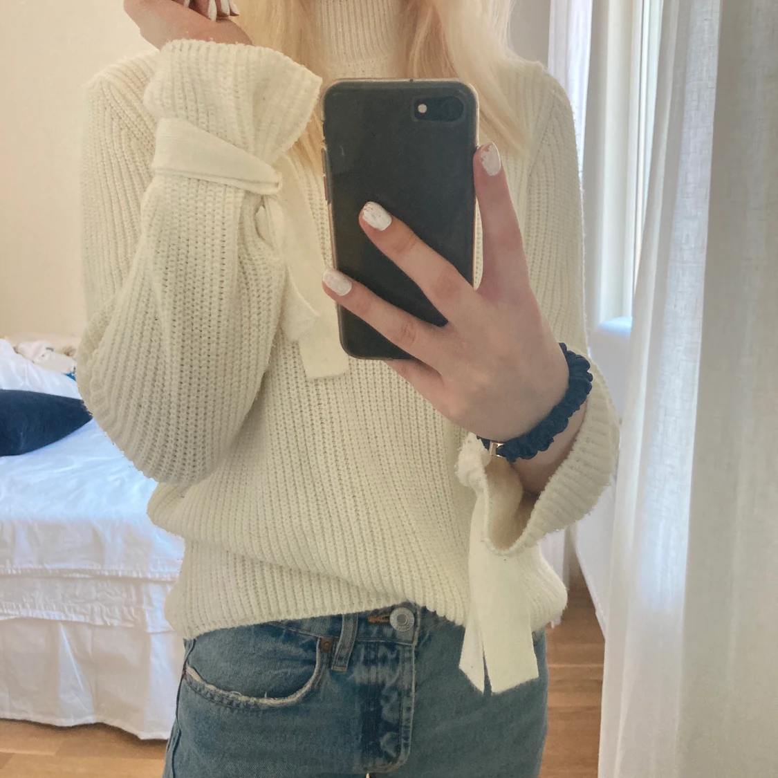 Stickad tröja med knytningar vid armen  - 91