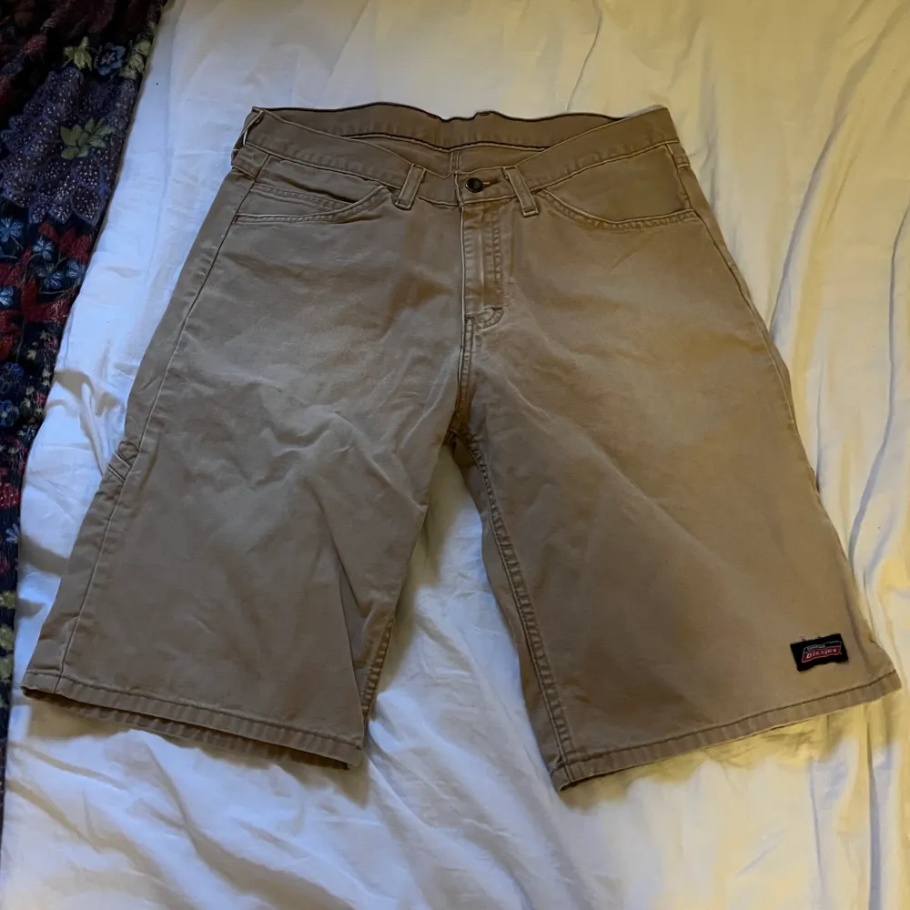 Beiga Dickies shorts, har fickor på ena sidan och en liten på andra kortsidan också.. Shorts.