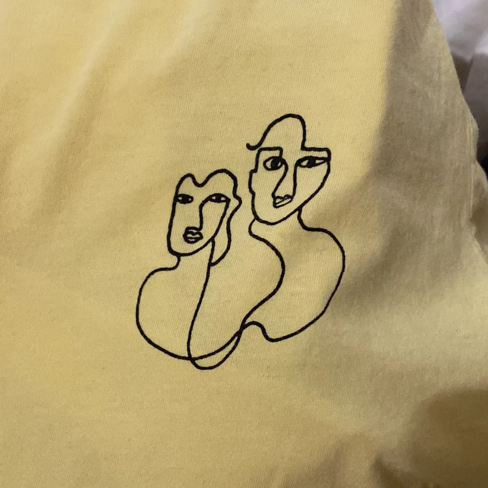 Gul tshirt med tryck från Monki i strl M. T-shirts.