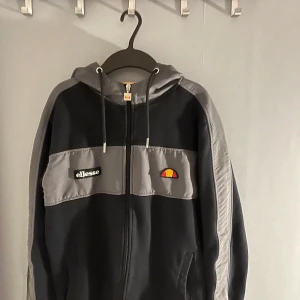 Ellesse zip hoodie, (svart/grå - Sparsamt använd, inga fel eller liknande och en schysst hoodie som passar närsomhelst.