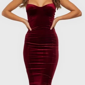 Velvet cup midi dress från Nelly   - Säljer min super fina klänning i sammet från Nelly, eftersom den inte kommer till användning. Klänningen är använd en gång, men i nyskick. Storlek XS! |Bara att skriva för mer information eller bilder☺️ frakt tillkommer! (Original pris 399kr)