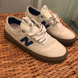 New Balance skor - Säljer nya New Balance sneakers, använda en gång! Säljes pga för små. Storlek 39,5. Ny pris 1050. Frakt tillkommer. 