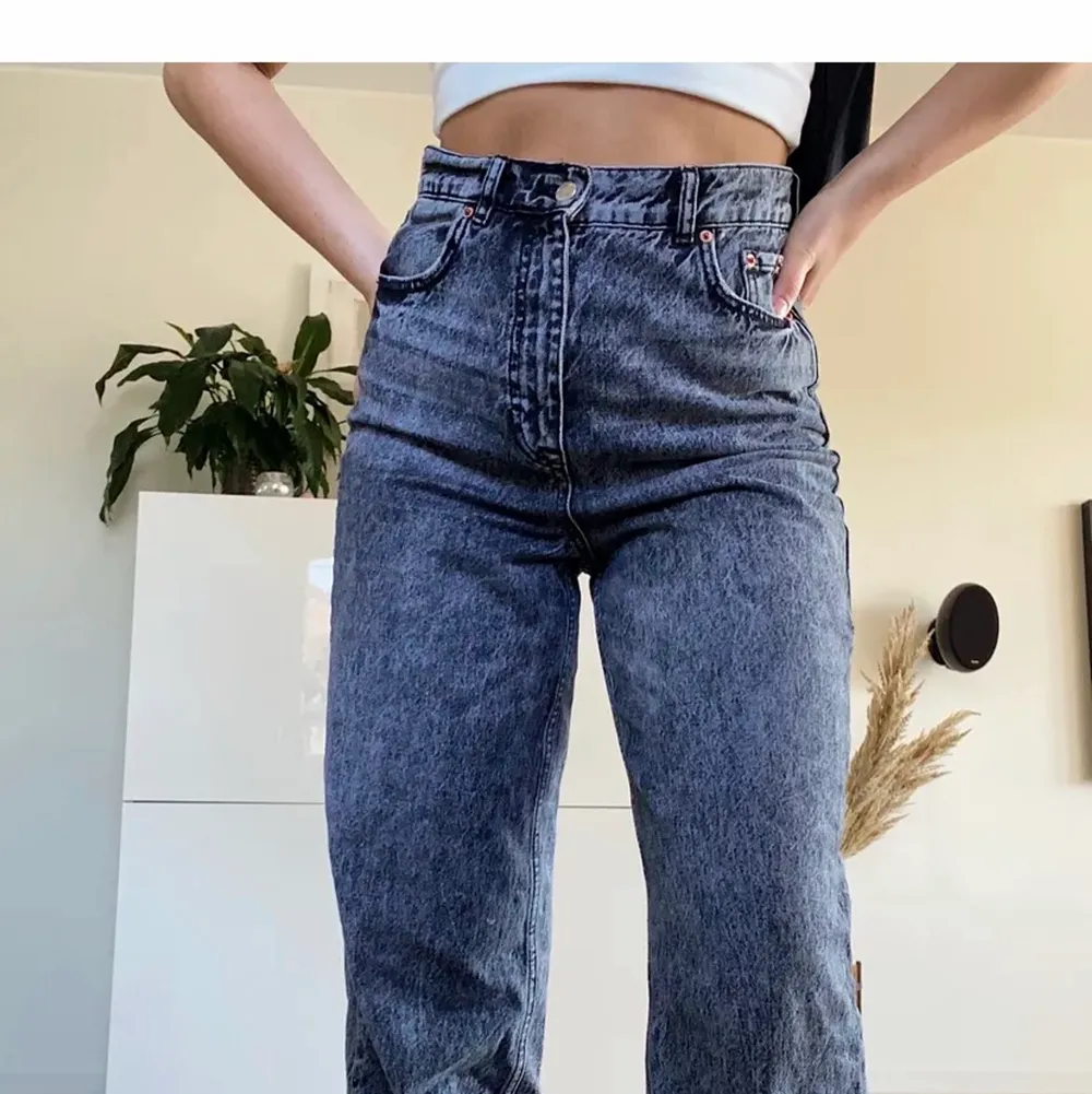 Säljer dessa populära jeansen från Zara i storlek 38 och orginallängd. Låånga i benen🤩 Jag är 168cm för referens. Men går att klippa dessa kortare då det är rouge edge i benslutet. Köpta i september och bara använda en gång så dessa söker nytt hem🥰🌸. Jeans & Byxor.