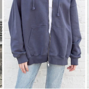 Brandy Melville zip up hoodie - Säljer denna oanvända hoodien från Brandy Melville. Kontakta provat för mer bilder eller frågor! Nytt pris €42.  Pris kan diskuteras 