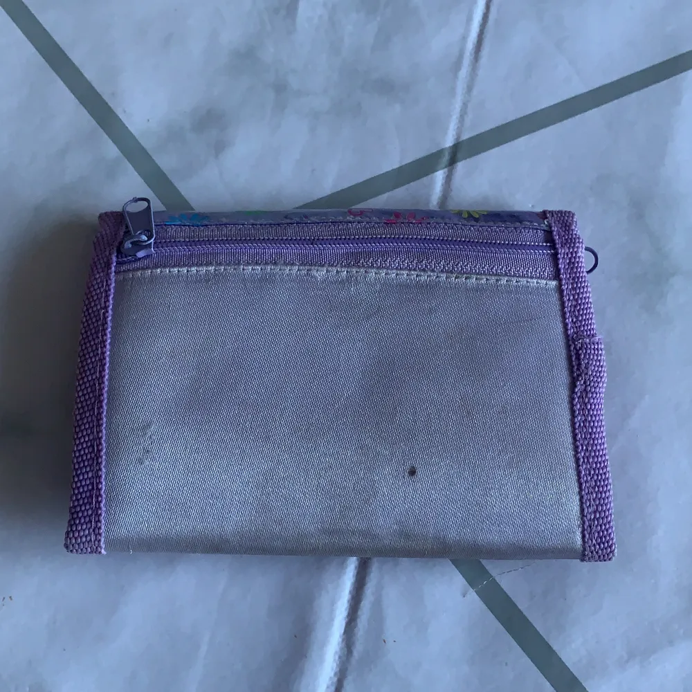 Bratz plånbok i bra skick! Användes när jag var yngre men nu har jag ingen användning till den :) Skickar inom 3 dagar :). Övrigt.